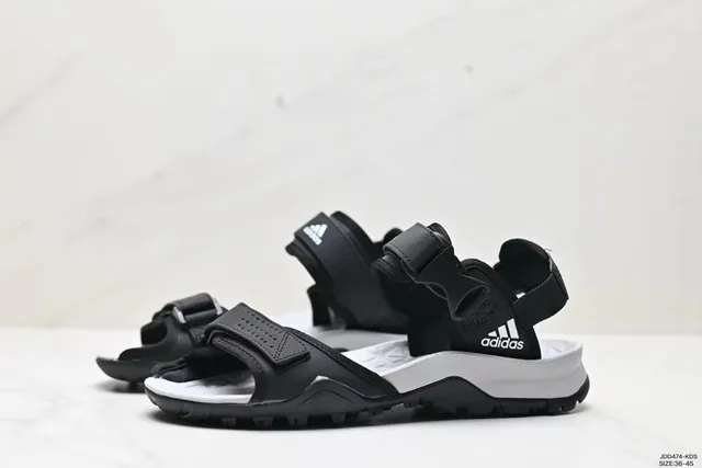 Adidas أسود أبيض متعدد الشرائط قابل للتعديل إبزيم صندل كاجوال 7