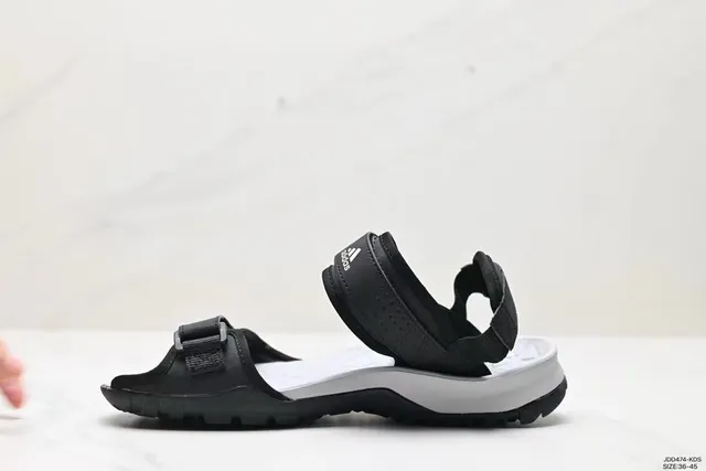 Adidas أسود أبيض متعدد الشرائط قابل للتعديل إبزيم صندل كاجوال 8