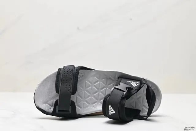 Adidas أسود أبيض متعدد الشرائط قابل للتعديل إبزيم صندل كاجوال 9