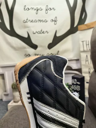 Adidas কালো সাদা কুইল্টেড চামড়া উপর তিন স্ট্রাইপ সাইড প্যানেল ইনডোর সকার জুতো 3