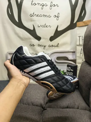 Adidas কালো সাদা কুইল্টেড চামড়া উপর তিন স্ট্রাইপ সাইড প্যানেল ইনডোর সকার জুতো 5