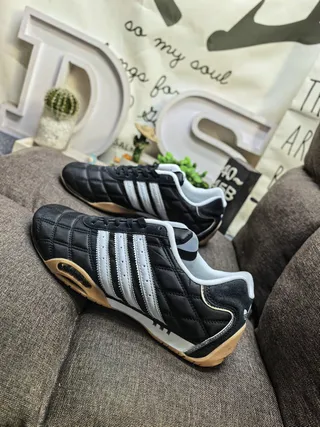 Adidas কালো সাদা কুইল্টেড চামড়া উপর তিন স্ট্রাইপ সাইড প্যানেল ইনডোর সকার জুতো 7