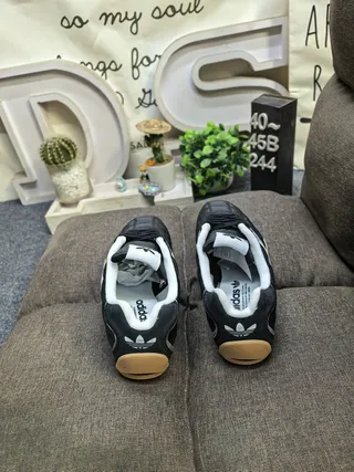 Adidas কালো সাদা কুইল্টেড চামড়া উপর তিন স্ট্রাইপ সাইড প্যানেল ইনডোর সকার জুতো 8