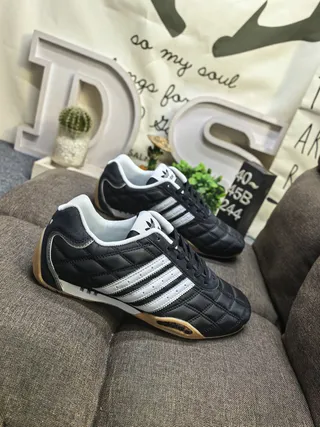 Adidas কালো সাদা কুইল্টেড চামড়া উপর তিন স্ট্রাইপ সাইড প্যানেল ইনডোর সকার জুতো 9