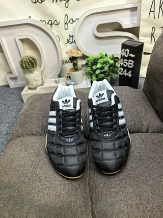 Adidas কালো সাদা কুইল্টেড চামড়া উপর তিন স্ট্রাইপ সাইড প্যানেল ইনডোর সকার জুতো 10
