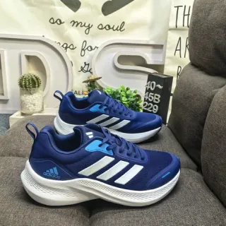 Adidas أحذية رياضية أسلوب حياة باللون الأزرق والأبيض بثلاث شرائط