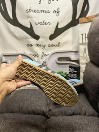 Adidas حذاء رياضي أزرق بني لايت ستايل منخفض مع ثقوب في الإصبع 4