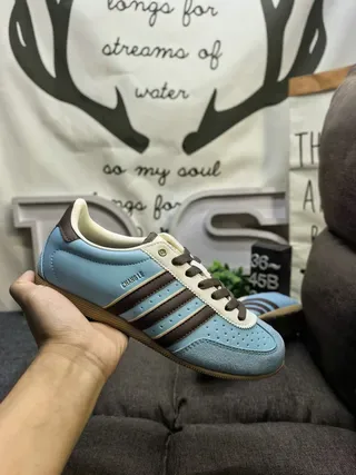 Adidas حذاء رياضي أزرق بني لايت ستايل منخفض مع ثقوب في الإصبع 5