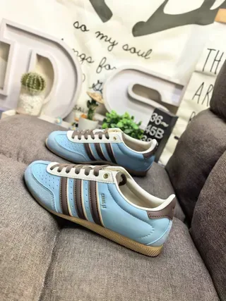 Adidas حذاء رياضي أزرق بني لايت ستايل منخفض مع ثقوب في الإصبع 7