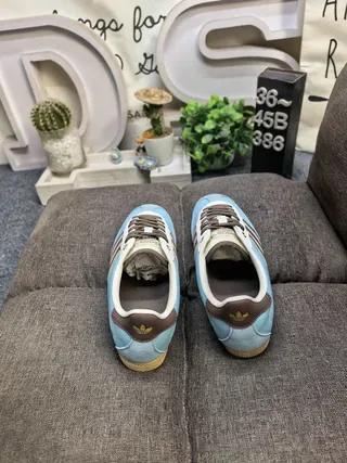 Adidas حذاء رياضي أزرق بني لايت ستايل منخفض مع ثقوب في الإصبع 8