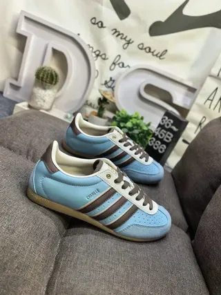 Adidas حذاء رياضي أزرق بني لايت ستايل منخفض مع ثقوب في الإصبع 9