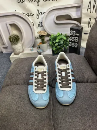 Adidas حذاء رياضي أزرق بني لايت ستايل منخفض مع ثقوب في الإصبع 10