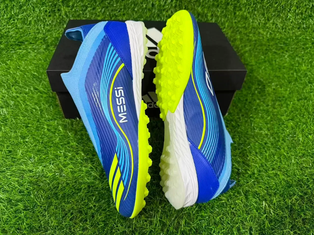 Adidas नीला पीला लो-कट सॉक-फिट अपर सिन्थेटिक वेव पैटर्न ओवरले आर्टिफिशियल ग्रास फुटबॉल शूज 9