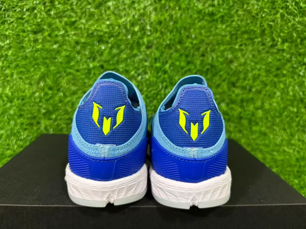 Adidas नीला पीला लो-कट सॉक-फिट अपर सिन्थेटिक वेव पैटर्न ओवरले आर्टिफिशियल ग्रास फुटबॉल शूज 10