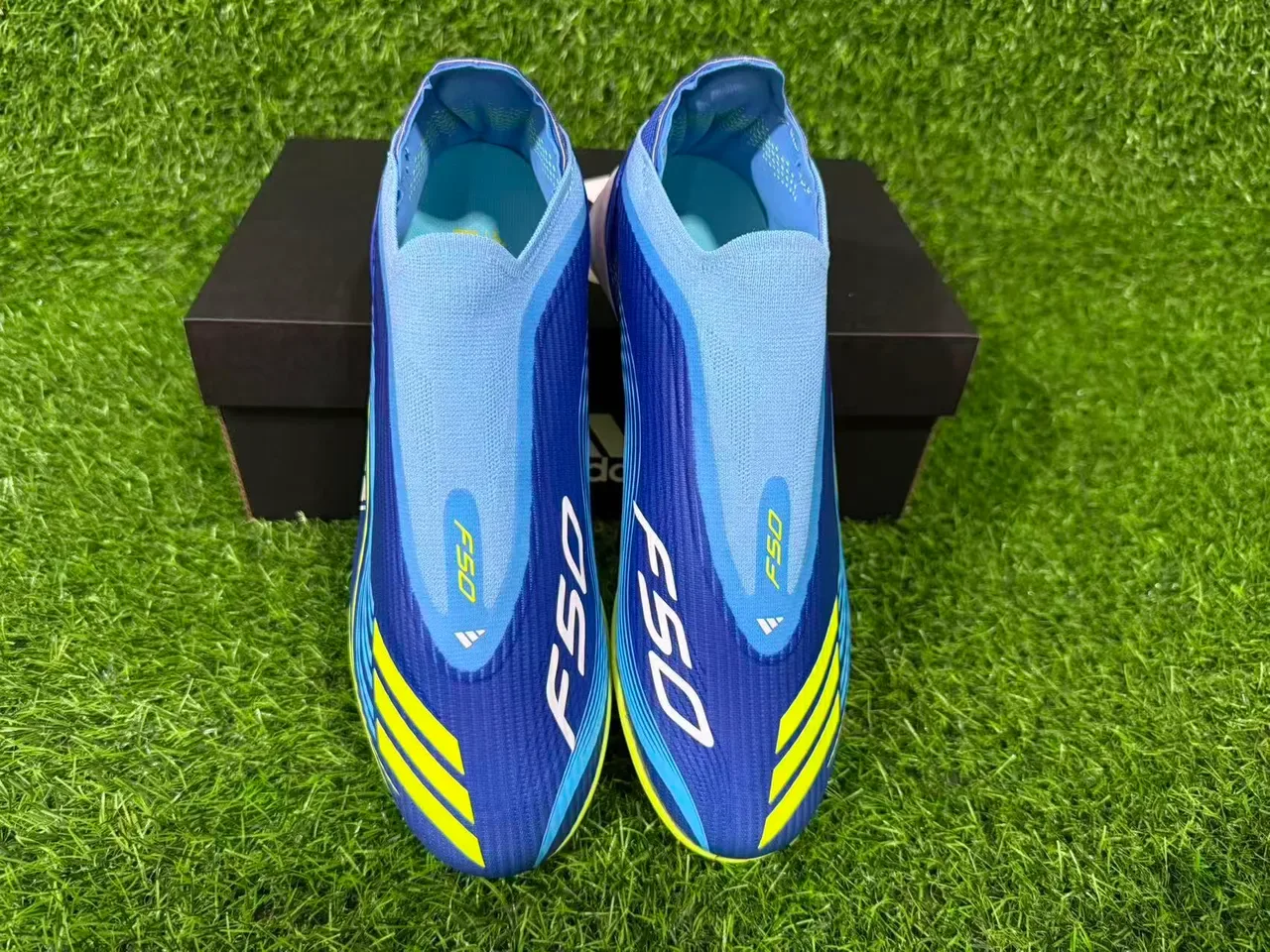 Adidas नीला पीला लो-कट सॉक-फिट अपर सिन्थेटिक वेव पैटर्न ओवरले आर्टिफिशियल ग्रास फुटबॉल शूज 11