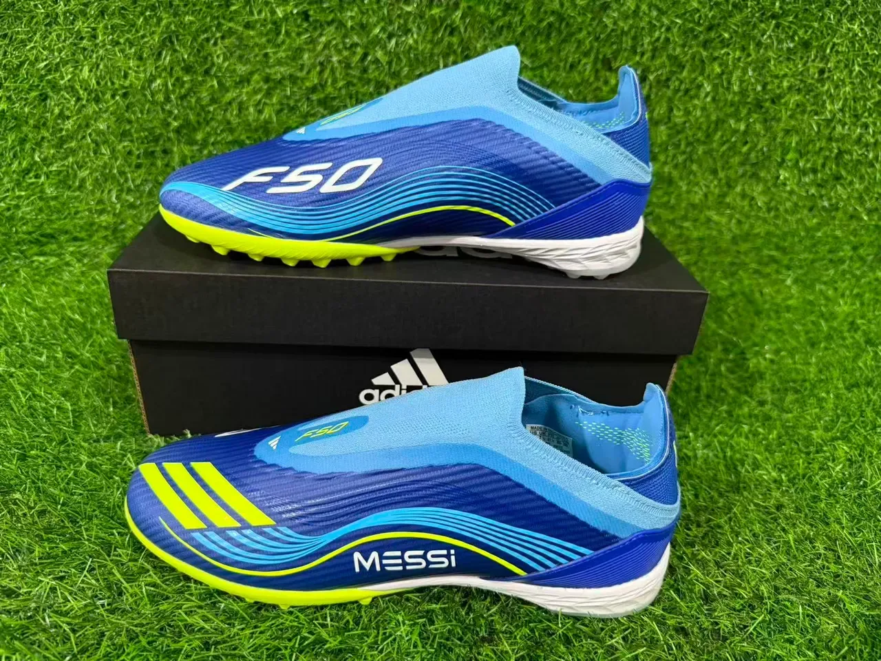 Adidas नीला पीला लो-कट सॉक-फिट अपर सिन्थेटिक वेव पैटर्न ओवरले आर्टिफिशियल ग्रास फुटबॉल शूज 13