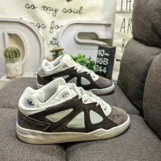 Adidas أحذية رياضية بني أبيض منخفضة هجينة من السويد والميش لنمط الحياة
