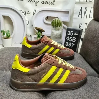 Adidas Gazelle أحذية رياضية بنية وصفراء للأسلوب الحياة
