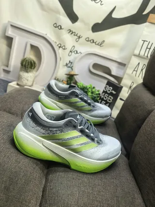 Adidas Chaussures de course avec upper tricoté gris vert, bandes gradient lime 9