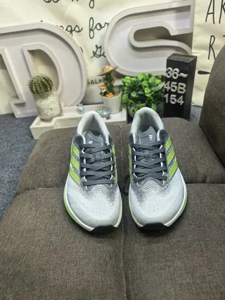 Adidas Chaussures de course avec upper tricoté gris vert, bandes gradient lime 10