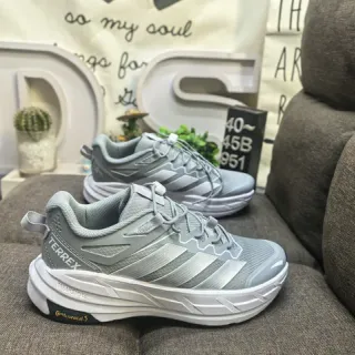 Adidas tênis de corrida cinza prata malha superior três faixas sobreposição