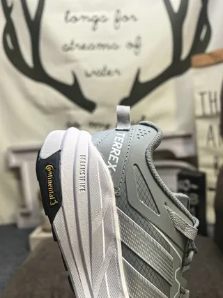 Adidas chaussures de course gris argent avec maille supérieure superposition de trois rayures 3