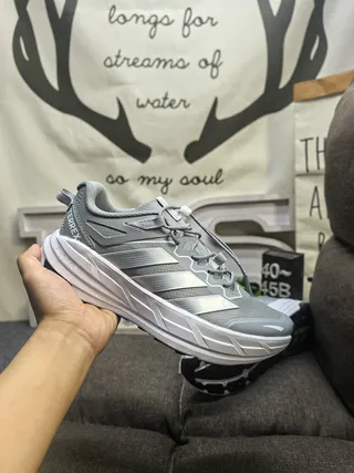 Adidas chaussures de course gris argent avec maille supérieure superposition de trois rayures 5