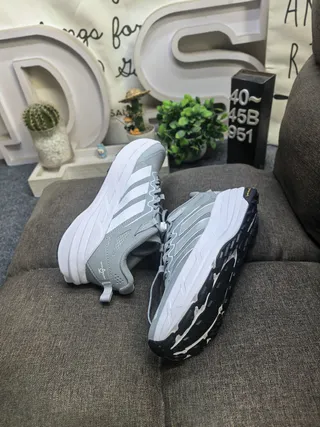 Adidas chaussures de course gris argent avec maille supérieure superposition de trois rayures 6