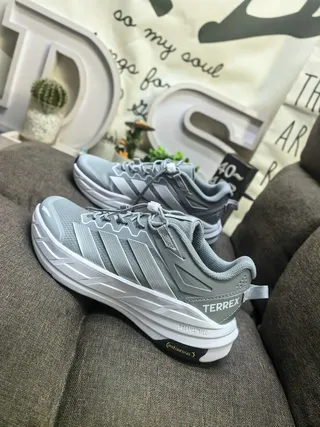 Adidas chaussures de course gris argent avec maille supérieure superposition de trois rayures 7