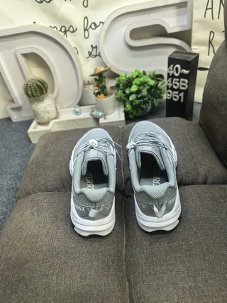 Adidas chaussures de course gris argent avec maille supérieure superposition de trois rayures 8