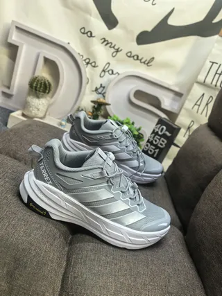 Adidas chaussures de course gris argent avec maille supérieure superposition de trois rayures 9