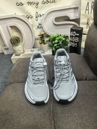 Adidas chaussures de course gris argent avec maille supérieure superposition de trois rayures 10
