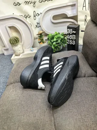 Adidas Tênis Lifestyle Cinza e Branco Low-Top com Solado de Plataforma 6