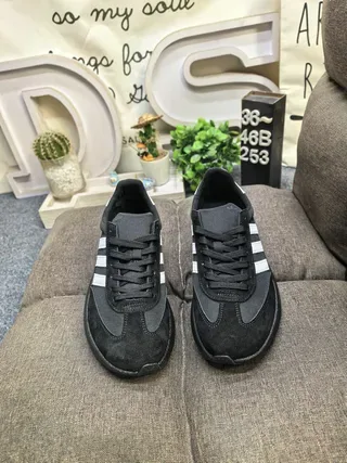 Adidas Tênis Lifestyle Cinza e Branco Low-Top com Solado de Plataforma 10