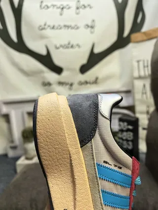 Adidas Tênis Lifestyle Cinza e Branco Low-Top com Solado de Plataforma 13