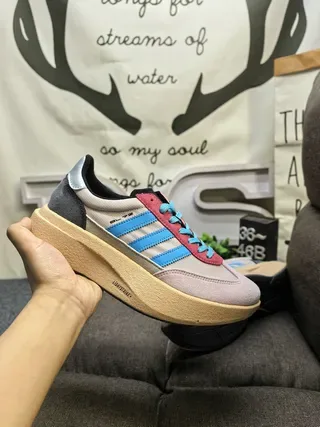 Adidas Tênis Lifestyle Cinza e Branco Low-Top com Solado de Plataforma 15
