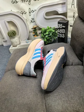 Adidas Tênis Lifestyle Cinza e Branco Low-Top com Solado de Plataforma 16