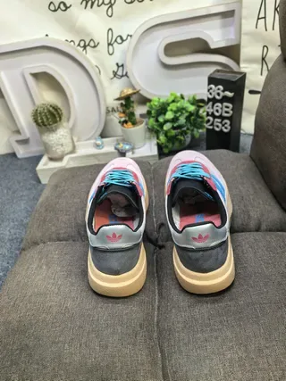 Adidas Tênis Lifestyle Cinza e Branco Low-Top com Solado de Plataforma 18