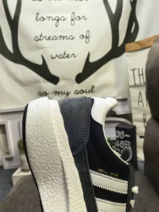 Adidas Tênis Lifestyle Cinza e Branco Low-Top com Solado de Plataforma 23