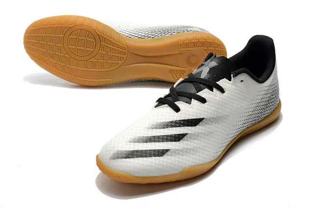 Adidas أحذية كرة قدم داخلية أخضر بنفسجي وجهة نسيجية منخفضة القطع رباط غير متماثل 17