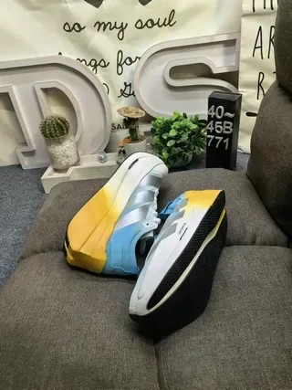 Chaussures de running Adidas Lightstrike Pro noir et blanc avec tige en mesh engineered et semelle intermédiaire sculptée 6
