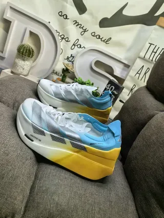 Chaussures de running Adidas Lightstrike Pro noir et blanc avec tige en mesh engineered et semelle intermédiaire sculptée 7