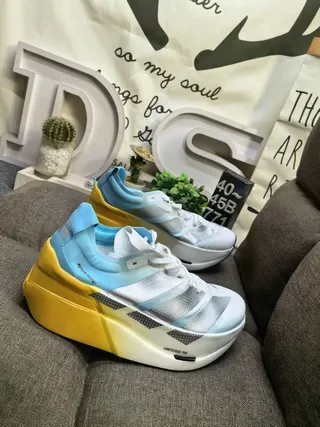 Chaussures de running Adidas Lightstrike Pro noir et blanc avec tige en mesh engineered et semelle intermédiaire sculptée 9