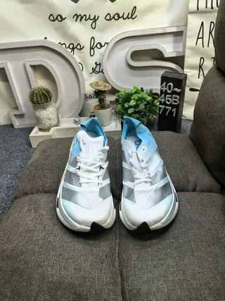 Chaussures de running Adidas Lightstrike Pro noir et blanc avec tige en mesh engineered et semelle intermédiaire sculptée 10