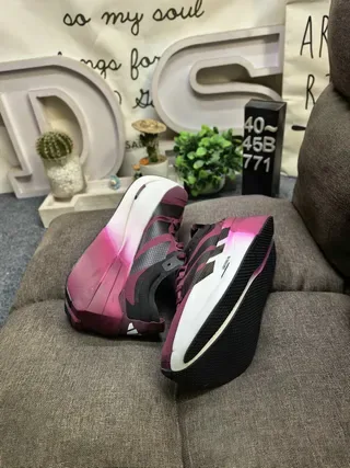 Chaussures de running Adidas Lightstrike Pro noir et blanc avec tige en mesh engineered et semelle intermédiaire sculptée 16