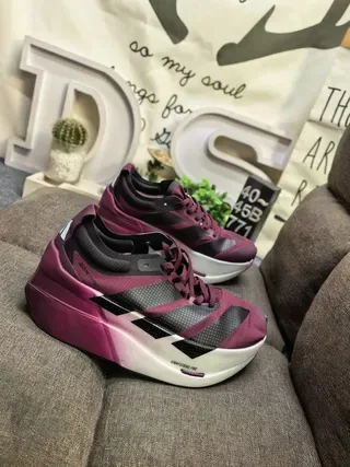 Chaussures de running Adidas Lightstrike Pro noir et blanc avec tige en mesh engineered et semelle intermédiaire sculptée 19