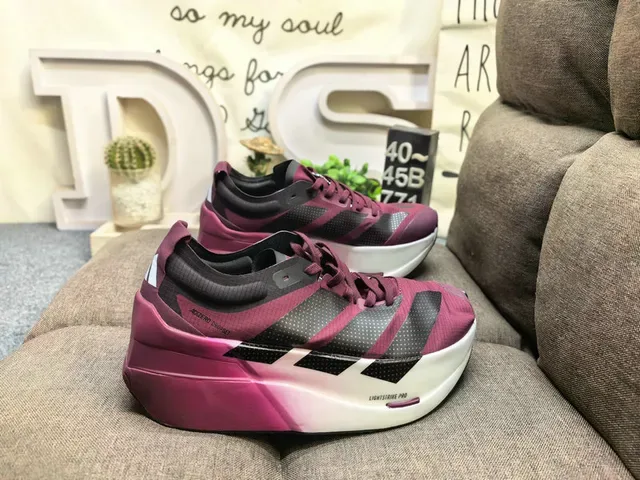 Chaussures de running Adidas Lightstrike Pro noir et blanc avec tige en mesh engineered et semelle intermédiaire sculptée 21