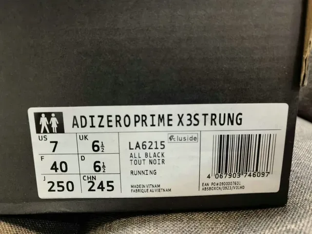 Chaussures de running Adidas Lightstrike Pro noir et blanc avec tige en mesh engineered et semelle intermédiaire sculptée 22