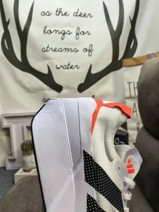 Chaussures de running Adidas Lightstrike Pro noir et blanc avec tige en mesh engineered et semelle intermédiaire sculptée 23
