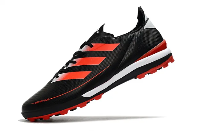 Adidas Zapatillas de fútbol para césped artificial de color naranja y negro con upper de sintético, cordones asimétricos y corte bajo 17